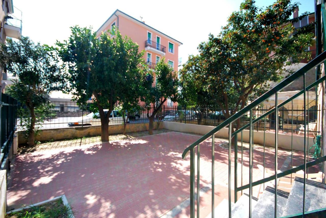 Appartamenti Con Giardino E Posto Auto Per Famiglie Finale Ligure Kültér fotó